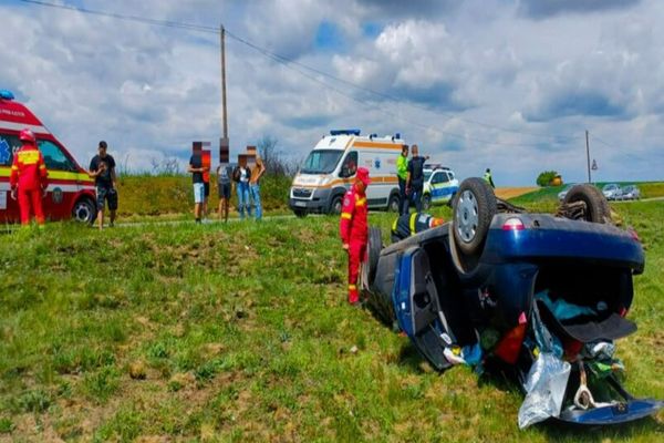 Dâmbovița. Maşină răsturnată din cauza vitezei. O femeie a avut nevoie de îngrijiri medicale