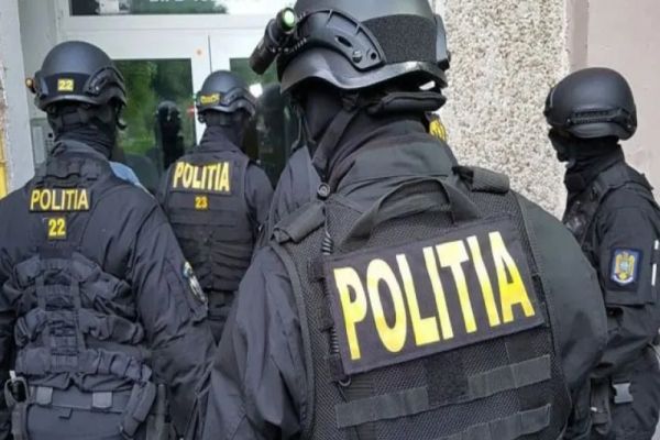 Percheziţii la Dâmboviţa şi Prahova la persoane bănuite de pornografie infantilă, trafic de minori şi act sexual cu un minor