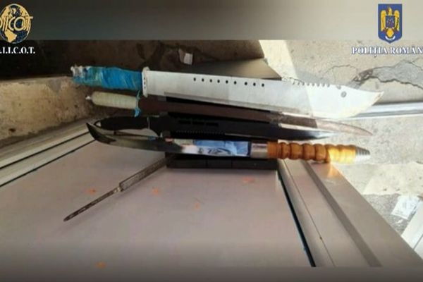 Percheziții la o grupare de proxeneți formată în Argeș, Dâmbovița și Buzău. Șapte persoane arestate, alte opt căutate