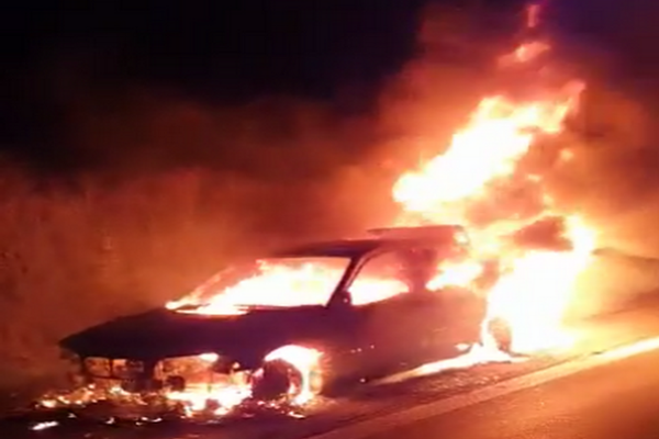 Dâmboviţa. Un autoturism a luat foc pe A1!