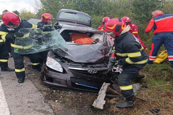 Impact devastator pe DN72,  în Dâmbovița! Ciocnire violentă între un autoturism și un TIR. Unul dintre șoferi care a rămas încarcerat, a decedat