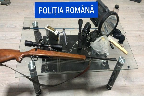 Dâmboviţa. Percheziţii la persoane suspecte de braconaj, tăiere şi sustragere de material lemnos. Poliţiştii au găsit 3 arme de vânătoare şi 20 de cartuşe