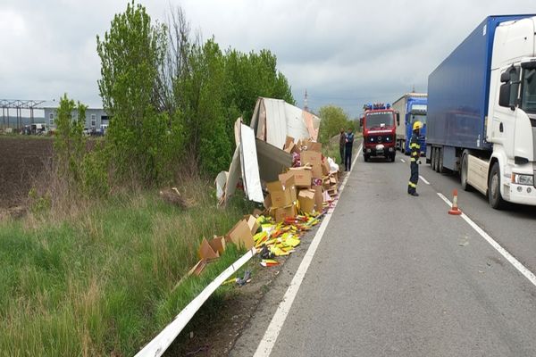 Dâmboviţa. Camion răsturnat în șanț, pe DN 72, la Dărmăneşti. O persoană a fost rănită