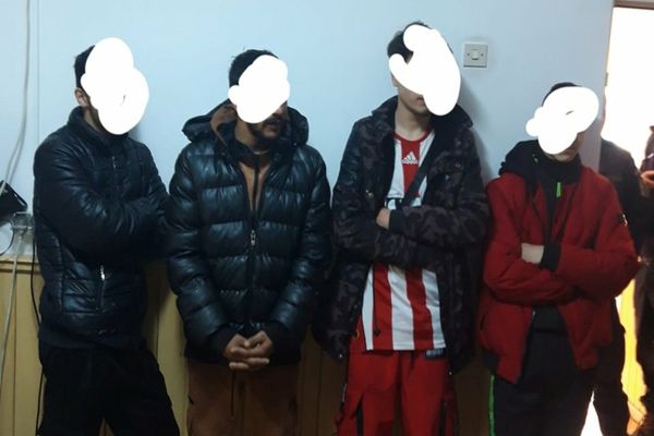 Dâmboviţa. Hoți prinși de jandarmi și polițiști locali după ce au spart un magazin din Târgovişte. Ce au furat