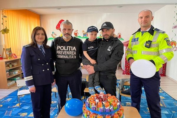 Gestul impresionant al polițiștilor din Dâmboviţa pentru un băiețel de 4 ani, rămas fără mamă