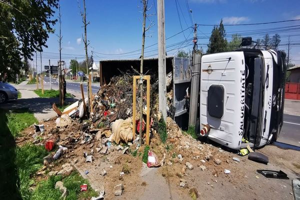 Dâmboviţa. Un camion plin cu deșeuri s-a răsturnat la Titu. Șoferul a fost rănit