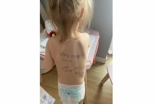 UCRAINA: Părinții scriu cu pixul, pe pielea copiilor, data nașterii și numerele rudelor, pentru cazul în care vor fi uciși 