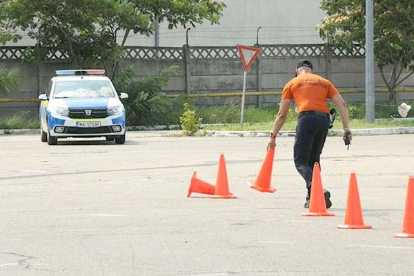 Sute de polițiști din cadrul IPJ Dâmbovița, instruiți în conducere defensivă