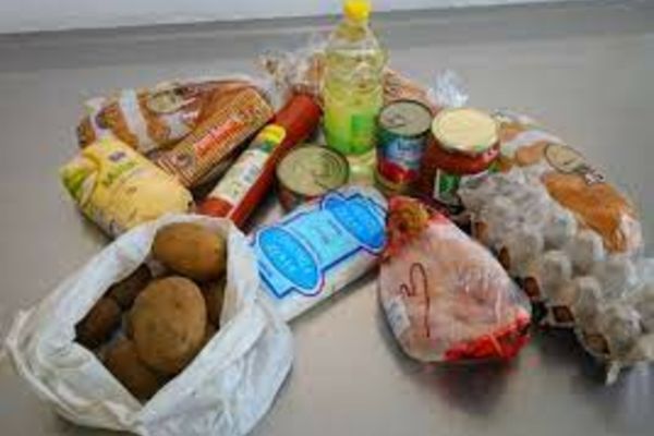 Pachete cu alimente de bază pentru persoanele cu probleme de sănătate și venituri mici din Titu