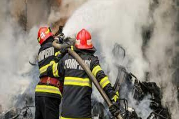 Dâmboviţa. Incendiu puternic la o locuință din Gura Şuţii