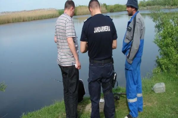 Dâmbovițeni amendați de jandarmi pentru pescuit ilegal în perioada de prohibiție