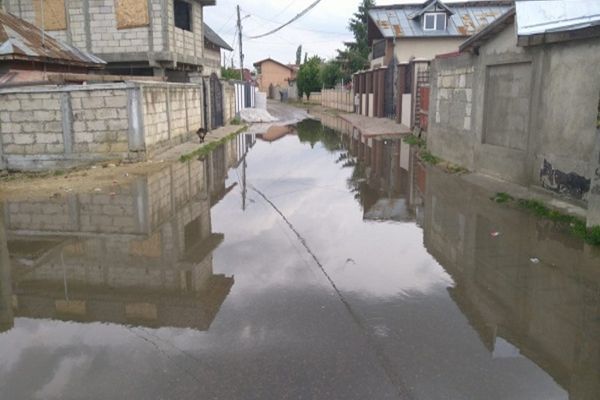Mai multe gospodării din Dâmboviţa au fost inundate în urma precipitațiilor abundente căzute