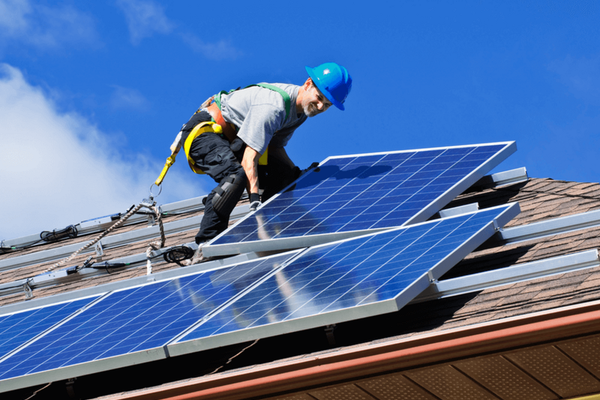 Panouri fotovoltaice instalate pe acoperişurile fermelor. Fermierii primesc bani europeni