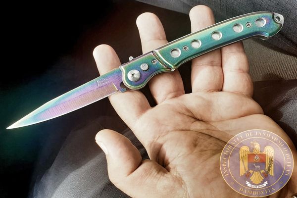 IJJ Dâmboviţa. Un elev dint-un liceu din Târgoviște  depistat de jandarmi cu un cuţit asupra sa 