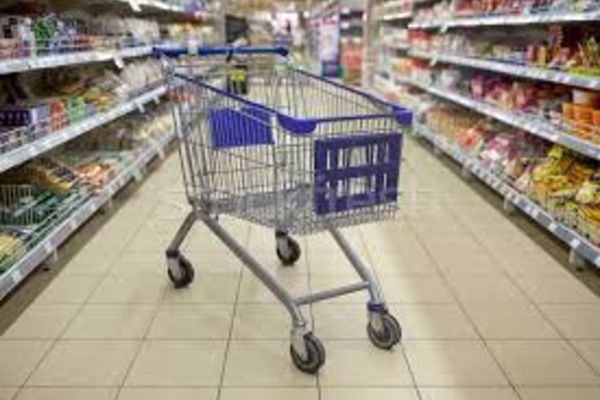 Se schimbă etichetele alimentelor vândute pe rafturile magazinelor din România