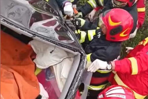 Coliziune între două autovehicule pe DN 7, la Găești. O persoană a rămas încarcerată
