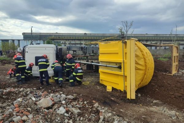 Dâmboviţa. Un bărbat a murit după ce autobasculanta cu pământ s-a răsturnat peste el