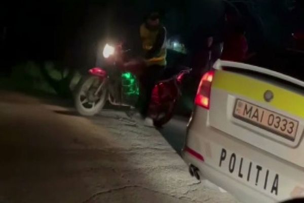 Dâmboviţa. Un bărbat beat s-a autoaccidentat după ce s-a dezechilibrat şi a căzut cu motociclul