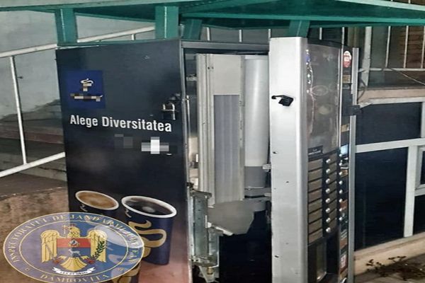 Doi tineri au fost prinşi de jandarmi după ce au spart un automat de cafea