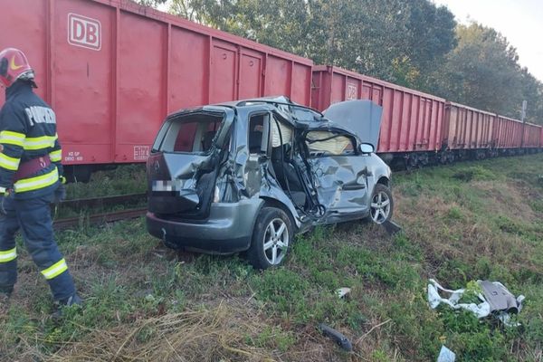 Mașină, lovită de tren în Aninoasa! Șoferul autoturismului, transportat la spital