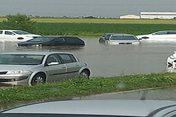 Inundaţii de jumătate de metru pe DN 72 Ploieşti – Târgovişte. Maşinile plutesc