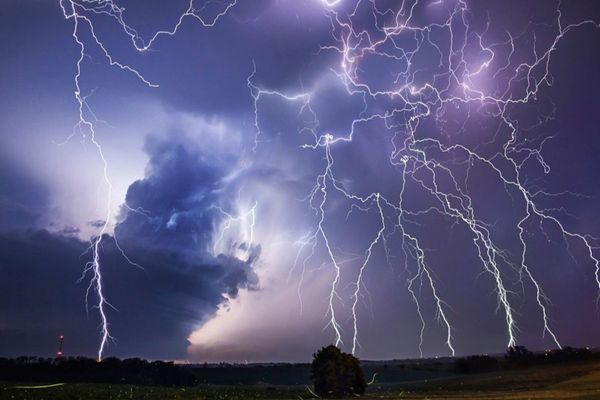 Alertă meteo. Cod galben de fenomene extreme: vijelii, ploi torențiale și grindină - informare de vreme severă