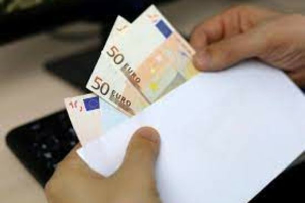 Cardurile pe care vor fi virate voucherele sociale vor fi distribuite beneficiarilor începând din 13 iunie 