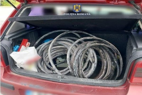 Bărbaţi reţinuţi după ce au furat cablu de pe podul C.F.R, de la intrarea în stația CF Fieni