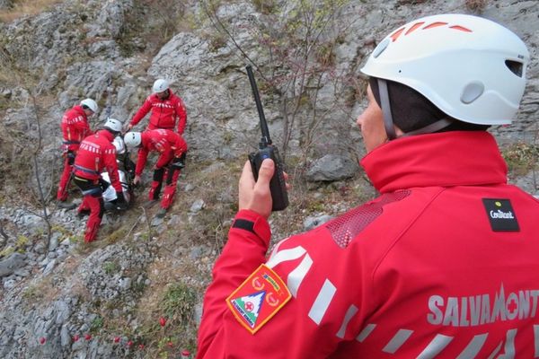 Salvamont România: 21 de persoane, salvate în ultimele 24 de ore. Și duminică se mențin codurile de vreme ploioasă, cu descărcări electrice și vijelii