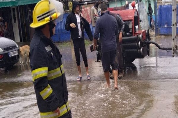 Gospodărie inundată în Dâmbovița. Pompierii au intervenit de urgență pentru evacuarea apei