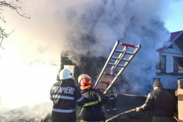 Incendiu violent la o casă din Valea Dâmboviței! Pompierii au intervenit cu 3 autospeciale de stingere