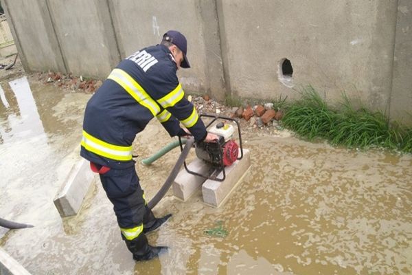 Dâmboviţa. Gospodărie inundată din cauza precipitaţiilor abundente. Pompierii au intervenit de urgență pentru evacuarea apei