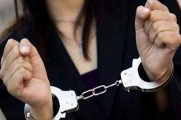 Dâmbovița. Femeie reținută după ce a intrat peste o bătrână în casă, pe care a amenințat-o și i-a furat o sumă de bani