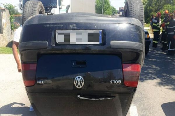 Coliziune violentă între două autoturisme în Dâmboviţa. O persoană a fost rănită