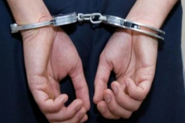  Dâmbovița. 8 bărbaţi reţinuţi de poliţişti după ce s-au îmbătat şi s-au luat la bătaie în fața unui bar