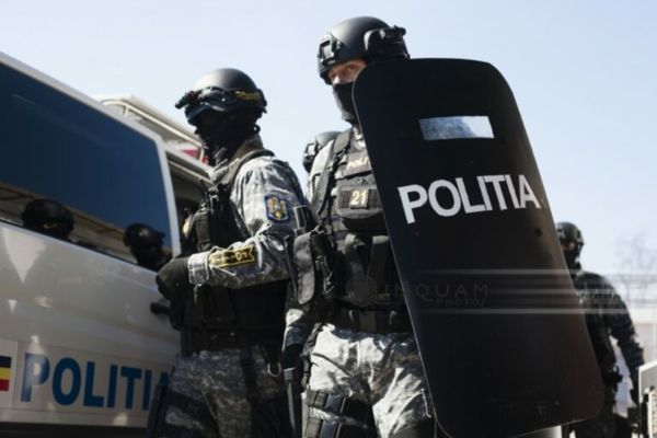 Percheziţii în Dâmboviţa, la persoane bănuite de trafic de droguri de mare risc. Doi bărbați au fost arestați