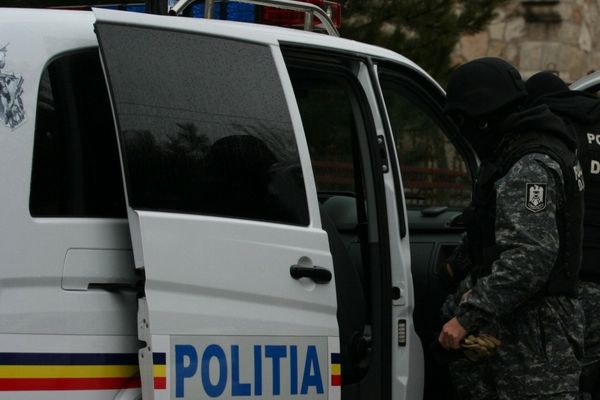 Dâmbovița. Destructurarea unui grup infracțional organizat, trafic de persoane, proxenetism, camătă și șantaj