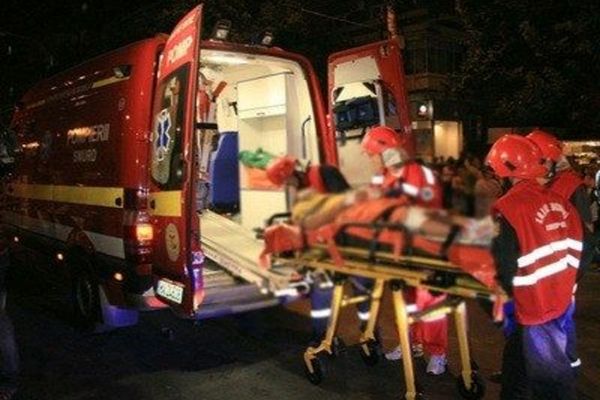 Dâmboviţa. Şoferiţă încarcerată în autoturism după ce a fost implicată într-un accident violent