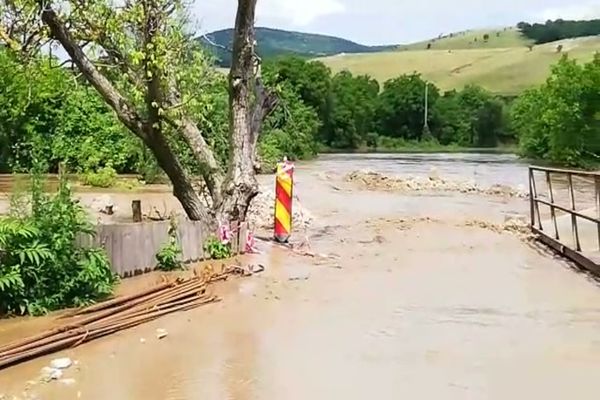 RIsc crescut de inundații, în zonele cu avertizare de ploi și vijelii. Vezi zonele afectate