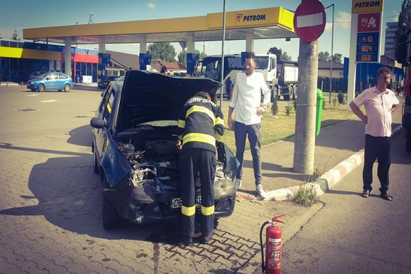 Impact violent între două mașini, în Târgoviște! Unul dintre autoturisme s-a răsturnat, iar o persoană a fost rănită