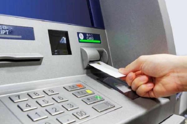 Bărbatul care folosea metoda Cash Trapping pentru a fura bani din bancomatele din Prahova și Dâmbovița a fost arestat