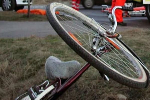 Dâmboviţa. Copil de 10 ani în timp ce se deplasa cu bicicleta, accidentat pe un drum din comuna Lungulețu