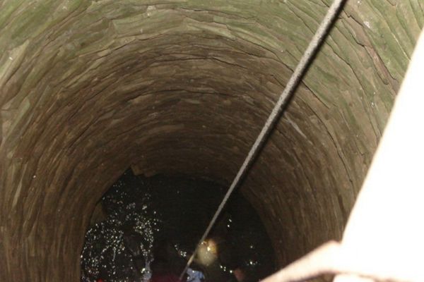 Un bătrân din Dâmboviţa a murit după ce a căzut într-o fântînă