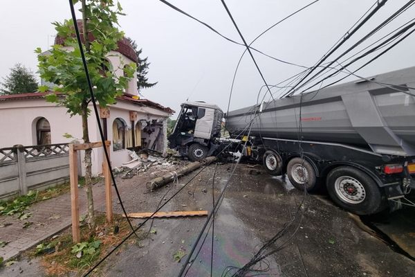 Dâmbovița. Un TIR scăpat de sub control a intrat în capela unei biserici, după ce a dărâmat un gard de beton și un stâlp