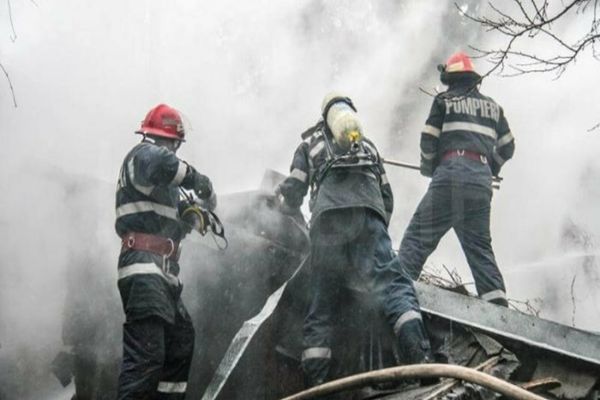 Dâmboviţa. Incendiu violent, în această dimineaţă. Flăcările au cuprins o casă și un garaj în care se afla un autoturism