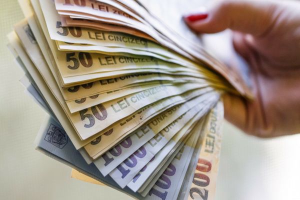 Bugetarii vor primi bani în plus. Salariile personalului plătit din fonduri publice vor fi majorate
