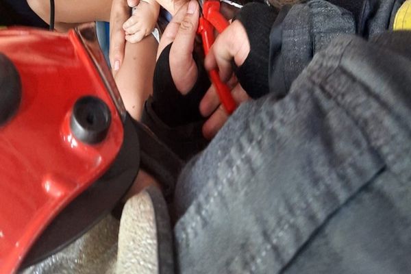 Un copil de aproximativ 3 ani din Dâmbovița a ajuns la spital după ce și-a prins mâna într-o mașină de tocat electrică