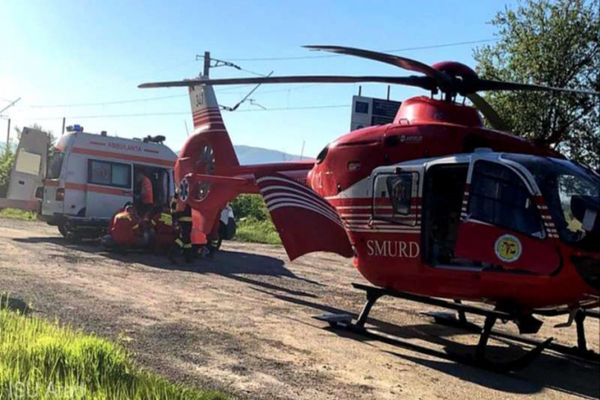 Accident rutier pe DJ 701, la Corbii Mari. Patru persoane, dintre care doi copii, au fost răniţi. O victimă a fost preluată de elicopterul SMURD