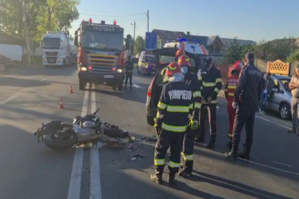 Dâmboviţa: Accident rutier grav pe DN71. Două autoturisme şi o motocicletă implicate