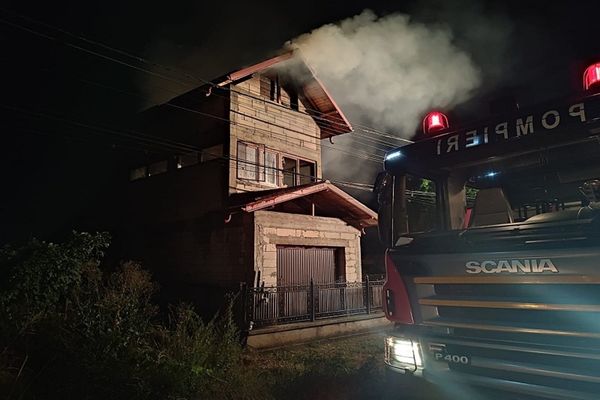 Dâmboviţa. Incendiu violent la o casă din Gura Ocniţei. Pompierii au acţionat cu cinci autospeciale